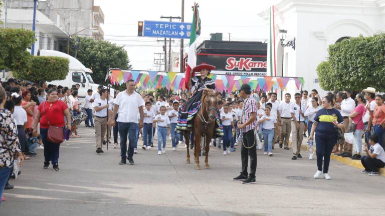 El Jefe del Departamento de Vinculación Educativa dio los detalles de los desfiles por la Independencia en Escuinapa.