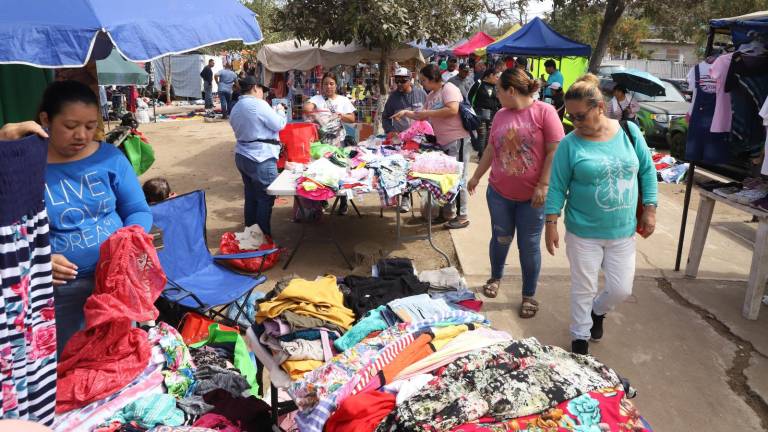 La mañana de este domingo de nuevo movieron de sitio a los tianguistas, recorriéndolos hacia el estacionamiento trasero.
