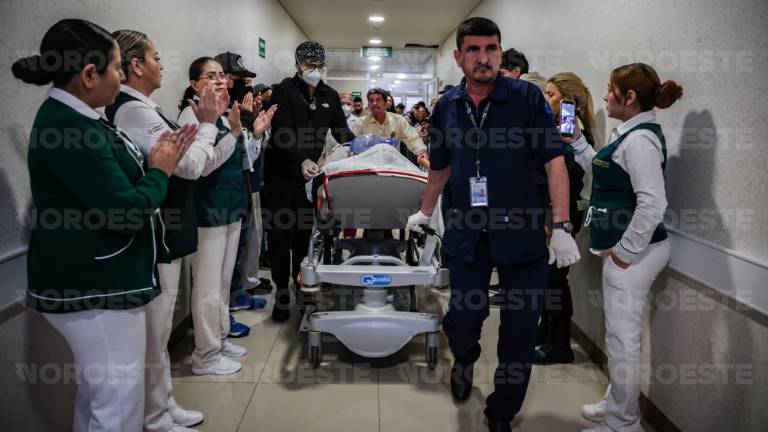 Antes de entrar al quirófano para el proceso de procuración multiorgánica, Jesús Humberto fue despedido con amor y aplausos por parte de su familia y personal médico.