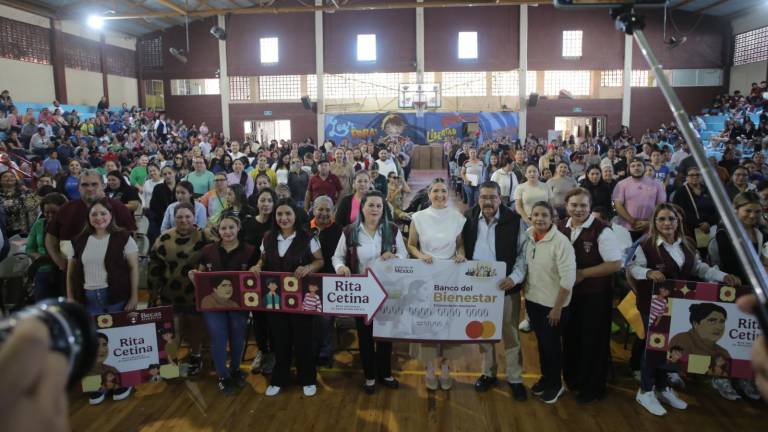 El Gobierno de Mazatlán entregó este viernes 526 tarjetas de la beca universal ‘Rita Cetina’ a estudiantes de primer año de la Escuela Secundaria Técnica 5.