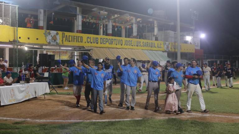 El desfile de los equipos participantes.