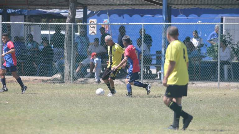 La fase de copa de la Liga de Futbol Veteranos Platino (55 años y más) llega a su punto decisivo.
