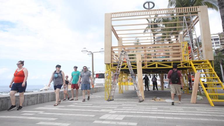 En Olas Altas avanza la instalación de templetes a unos días de que inicie el Carnaval de Mazatlán.