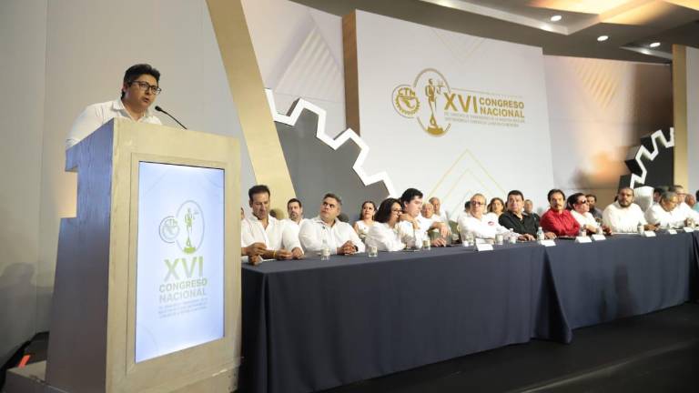 Durante su toma de protesta en Mazatlán, el nuevo líder del SITIHGA, Fernando Martínez, destacó la profesionalización del sector y la defensa de derechos laborales.