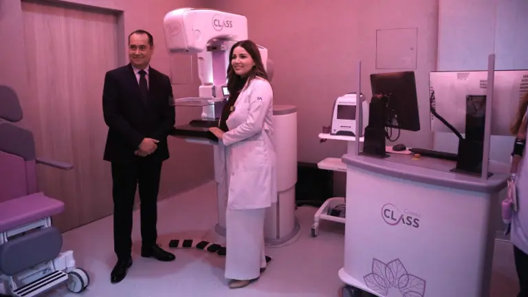 Sinué Pasos y Karen Lizeth Ceballos presentan el nuevo mastógrafo.