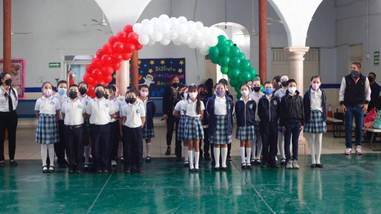 Celebran el Día de la Bandera en el Colegio Niños Héroes