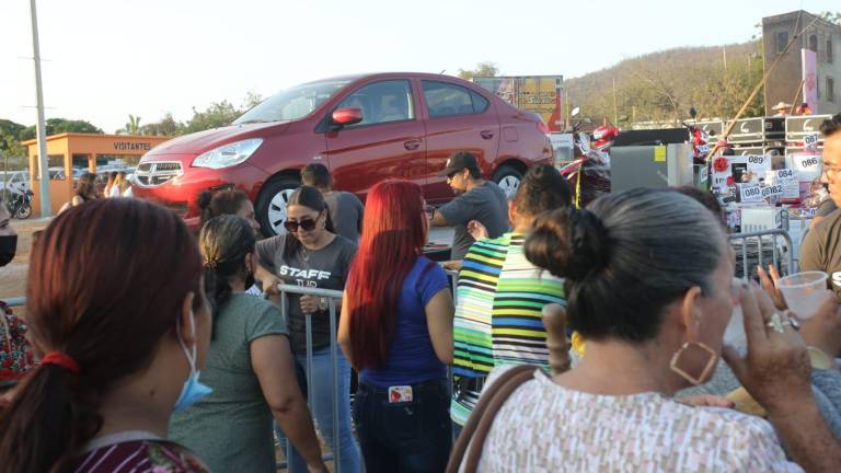 Vehículos rifados el Día de las Madres los compró el Gobierno de Mazatlán; regalos los ‘aportaron’ funcionarios, dice el Alcalde