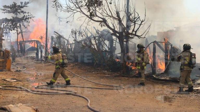 Bomberos trabajaron intensamente para contener las llamas y evitar que el fuego alcanzara más viviendas.