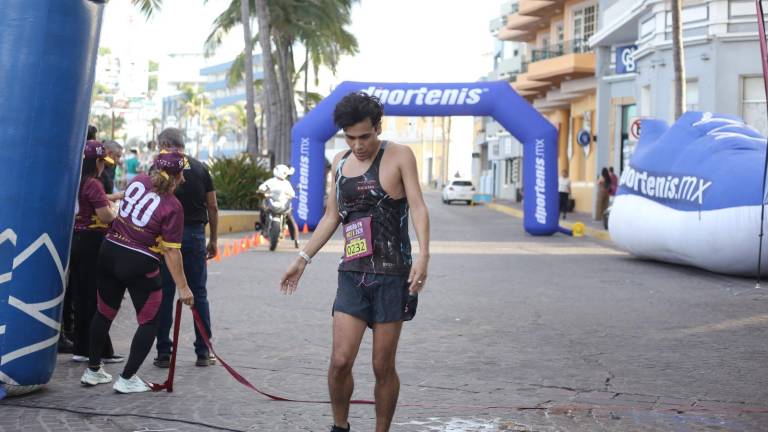 Javier Labrador llega triunfal a la meta.