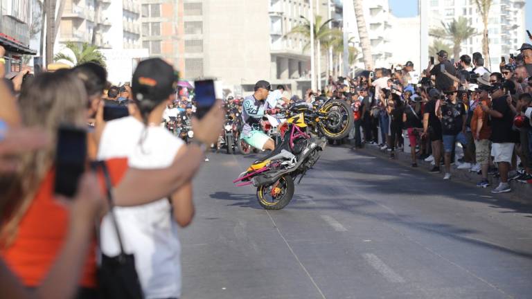Rugen máquinas en el malecón en el desfile de la Semana de la Moto Mazatlán 2024