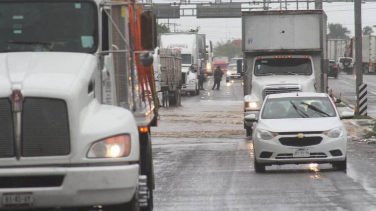 Ángeles Verdes convoca a la población a evitar viajar por carretera en medio de una fuerte lluvia.