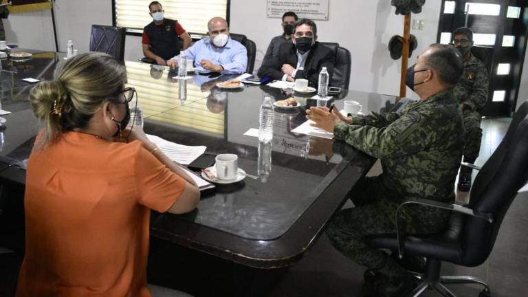 Héctor Melesio Cuén Ojeda, secretario de Salud estatal, junto a autoridades de la Novena Zona Militar.