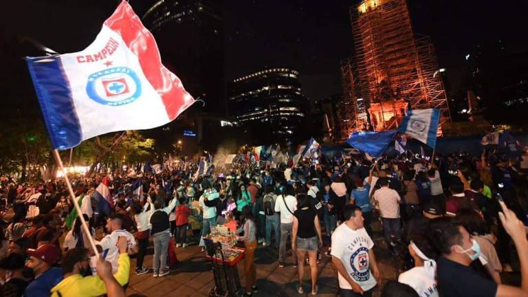 La afición del Cruz Azul se desborda en festejos en la Ciudad de México