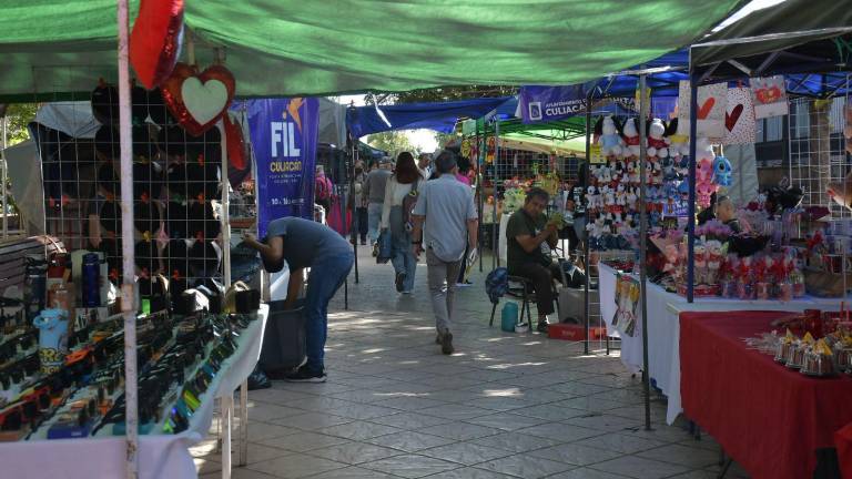 En el Centro de Culiacán instalan el bazar por el Día del Amor y la Amistad.