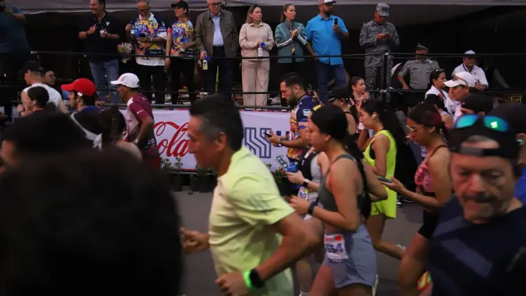 Rubén Rocha Moya y Estrella Palacios encabezaron el arranque de las actividades del domingo en el Gran Maratón Mazatlán 2025, que atrajo miles de corredores al puerto.