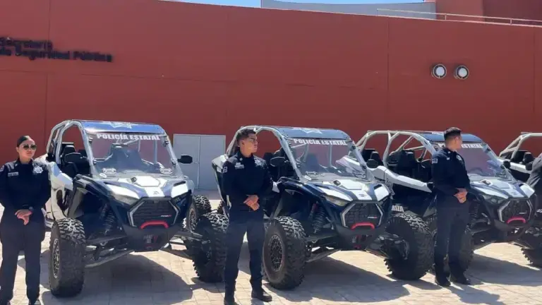 Se donaron 26 camionetas patrulla y 8 vehículos todo terreno.