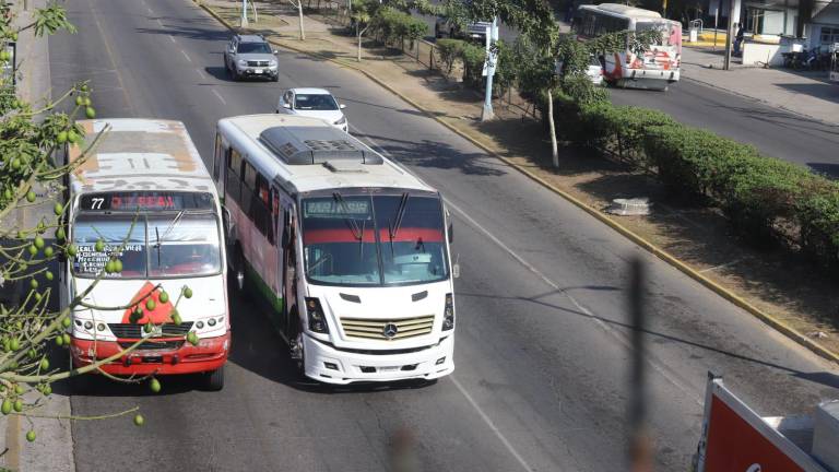 El transporte público en Mazatlán se mantiene operando con normalidad este lunes.