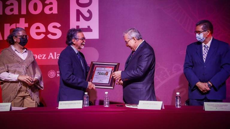 El Gobernador Rubén Rocha Moya reconoció la trayectoria Gilberto López Alanís y lo felicitó por tan merecido galardón.