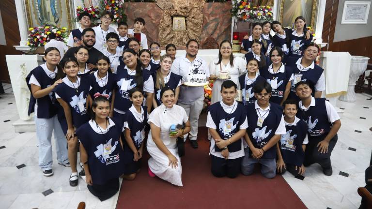 Ángel Brambila y Gabriela Amambí, quienes cumplieron años ese día, entre el Grupo Juvenil Pescadores de Jesús.