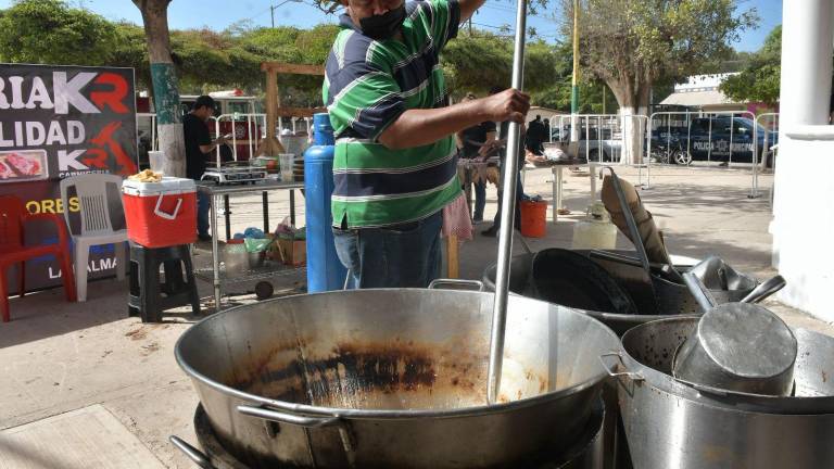 Comerciantes participaron este sábado en la segunda edición de la Feria del Chicharrón en la plazuela de La Palma, en Navolato.