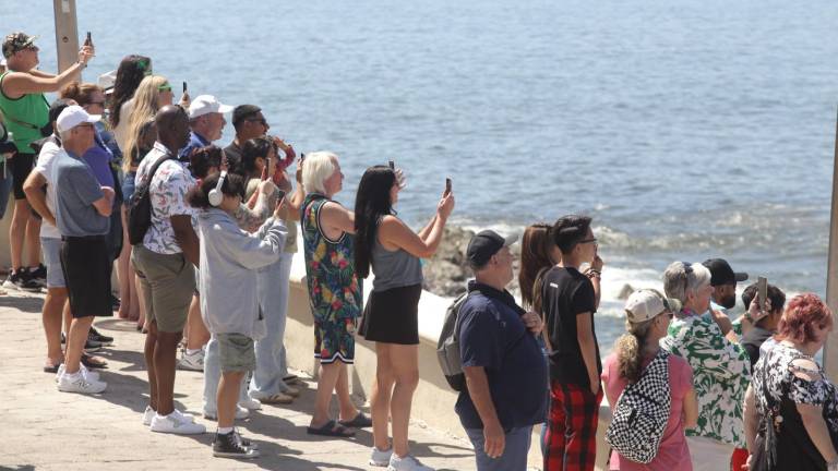 Turistas acudieron a la Glorieta General Rodolfo Sánchez Taboada para presenciar el espectáculo del clavadista