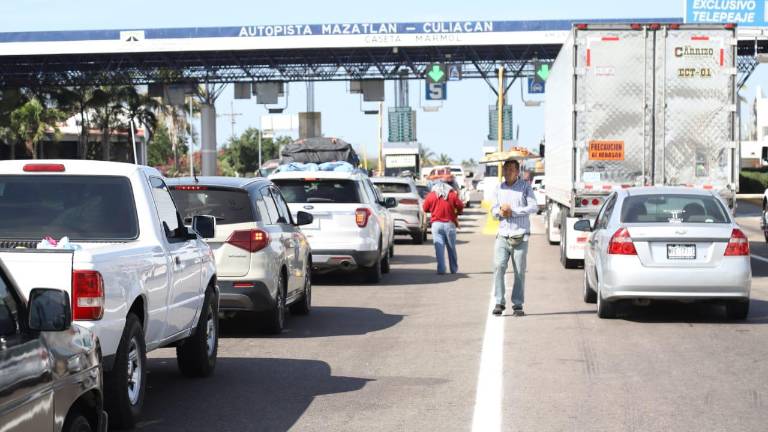 La tarde de este domingo se registró un fuerte incremento vehicular en la caseta de peaje de Mármol, sobre la autopista Mazatlán-Culiacán.