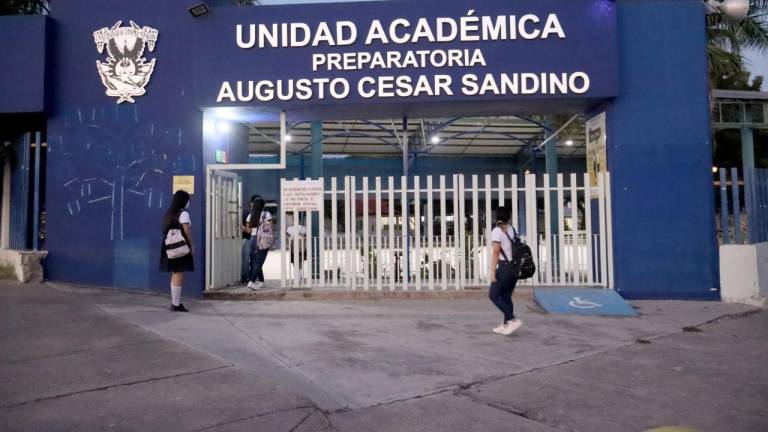 Piden alumnas de la Sandino disculpa pública de la Dirección del plantel
