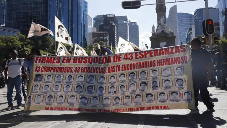 Inicio de la marcha por la desaparición de los estudiantes de Ayotzinapa, a nueve años de ocurridos los hechos.