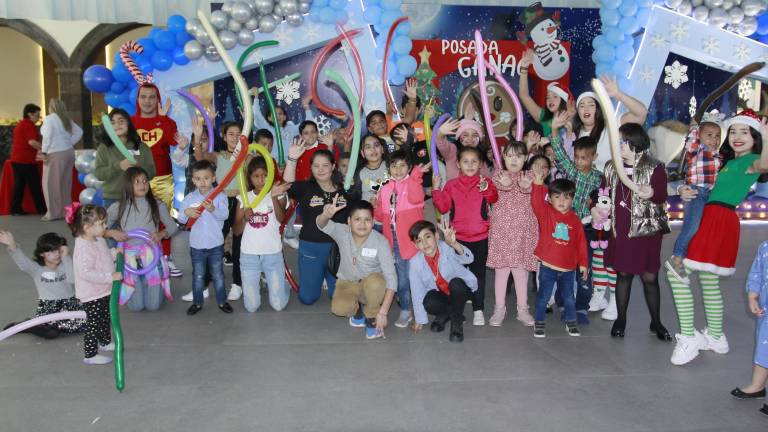 Niños de Ganac disfrutan de su posada con dulces, juegos y regalos.