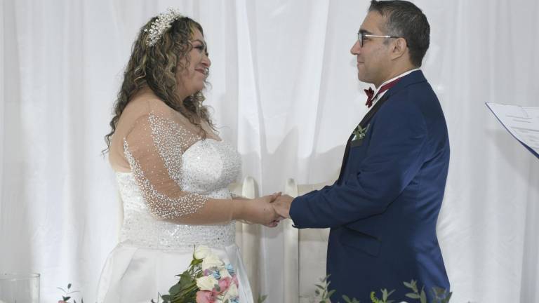 La novia Isi Camarillo y el novio Gabriel Mercado al momento de jurarse amor eterno.