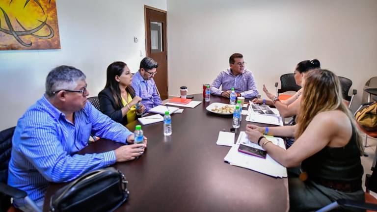 El Alcalde Édgar González y la Directora General de FONHAPO, Lirio Elizabeth Calderón, buscan un plan estratégico en beneficio de la ciudadanía de las colonias Hogar del Pescador y Puesta del Sol.