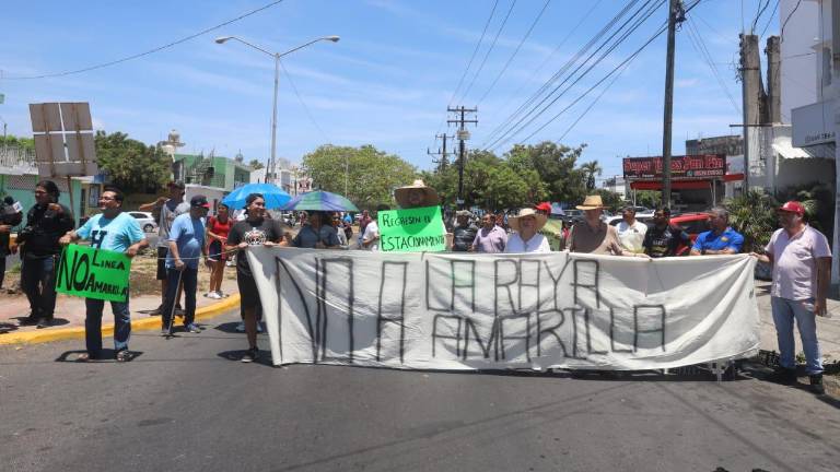 Vecinos y comerciantes de la Avenida Insurgentes bloquean la circulación a la altura de la Pan Pin.