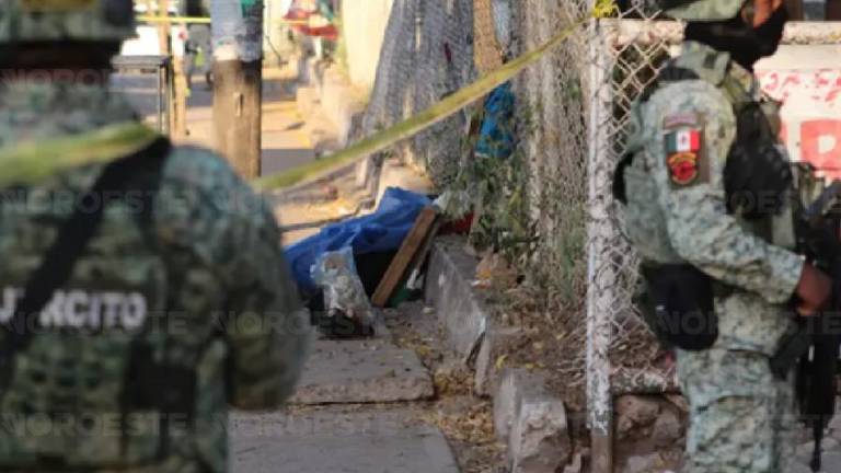 La zona en donde una mujer fue asesinada a balazos es resguardada por elementos del Ejército.