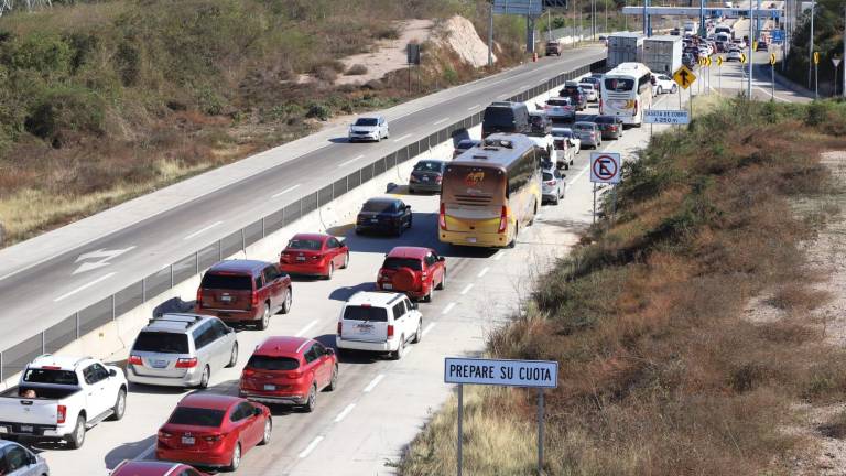 Éxodo de vacacionistas satura autopista Mazatlán-Tepic