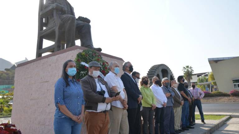 Las autoridades reunidas en el monumento al militar revolucionario.