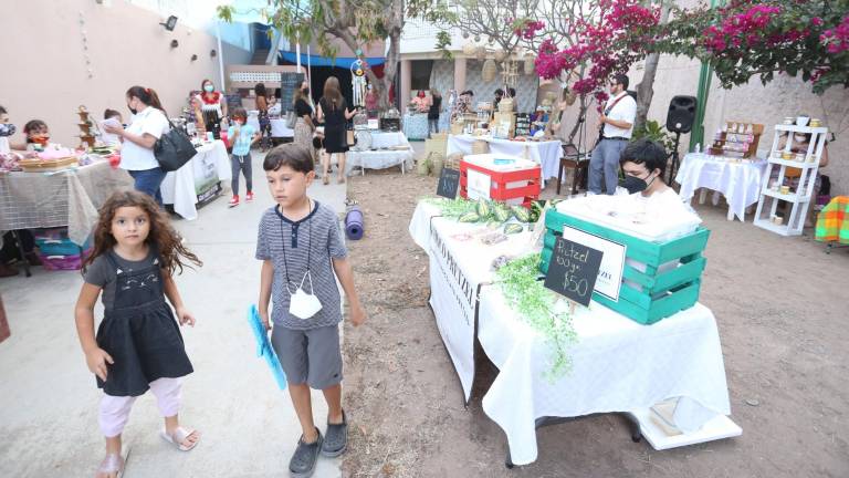 En Alquimia Bazar se ofrecieron diversos artículos y una variedad de artesanías, hechas por mazatlecos con sus manos.