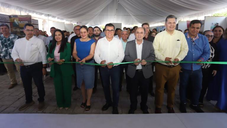 Corte de listón de la segunda edición de la Feria del Libro Cobaes en Mazatlán.
