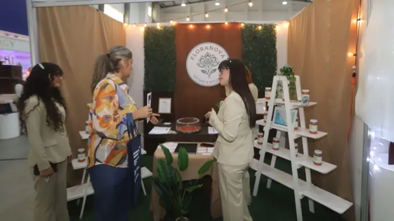 Uno de los stands montados en la Feria de Comercio Internacional de la UAS.