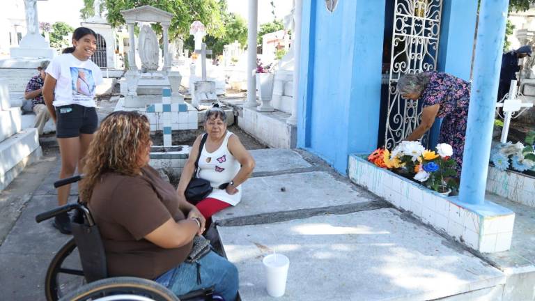 Este Día de Muertos, la señora Dominga Juárez acudió al Panteón Municipal 3 de la Colonia Esperanza acompañada de sus familiares.