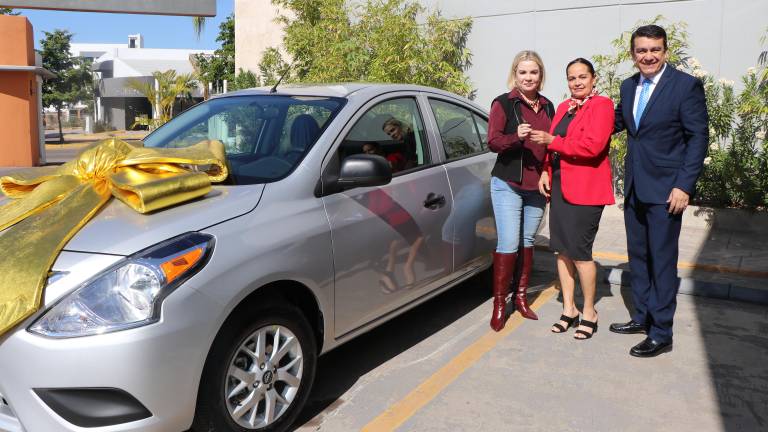 Entrega de automóvil a socia beneficiada.