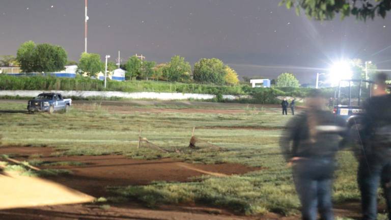 Policías municipales resguardaron el campo de beisbol de Agua Caliente de Gárate donde fueron encontrados restos humanos dentro de un cazo metálico.