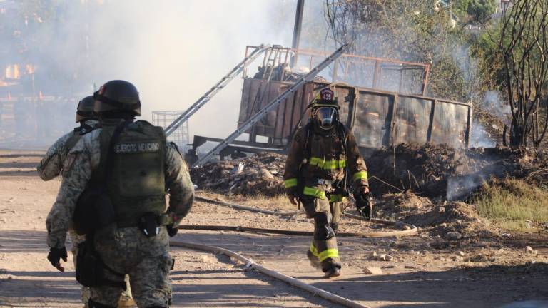 Bomberos sofocaron el incendio de un remolque con basura en un terreno baldío de la colonia Felipe Ángeles, en Culiacán.