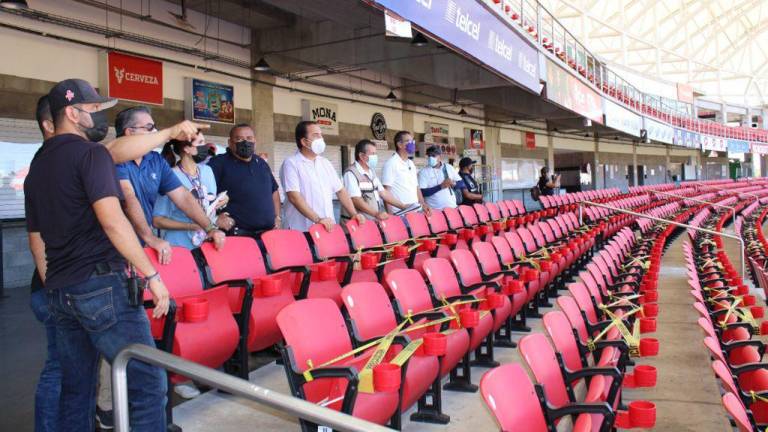 Autoridades supervisan las instalaciones del estadio Teodoro Mariscal.