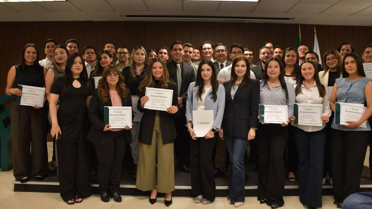 43 alumnos y 10 docentes reciben reconocimiento por excelencia académica.
