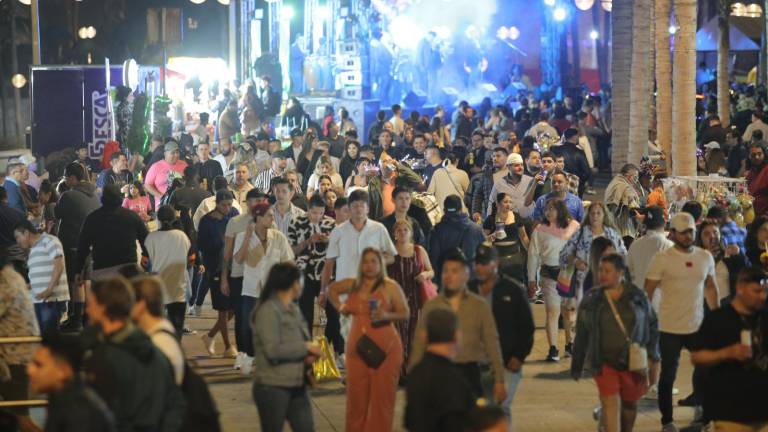 Miles de personas se dan cita en Olas Altas para disfrutar de las fiestas del Carnaval de Mazatlán.