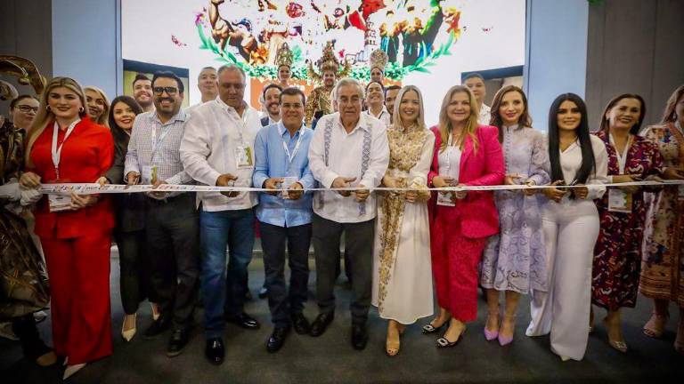 Corte de listón del stand de Sinaloa en el Tianguis Turístico 2023 en la Ciudad de México.