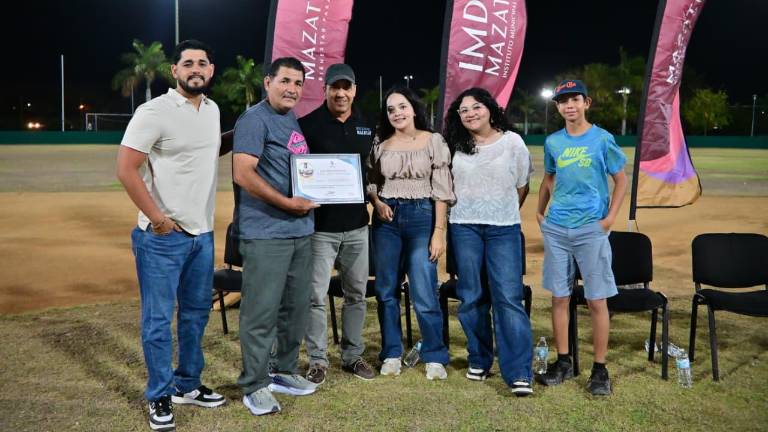Ulises Jiménez Sr. recibe su reconocimiento.