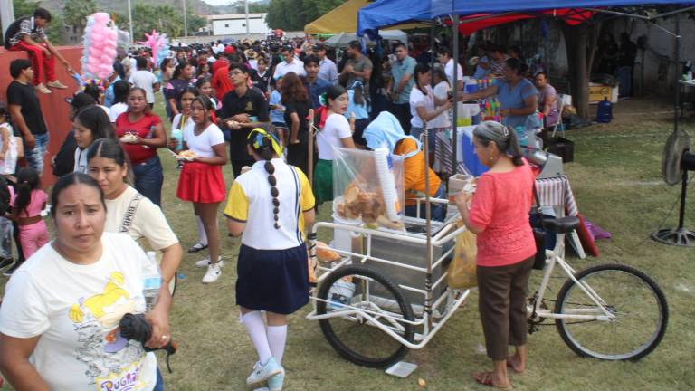 Tras el desfile conmemorativo de la Revolución Mexicana, comerciantes reportan un incremento en ventas y en vendedores.