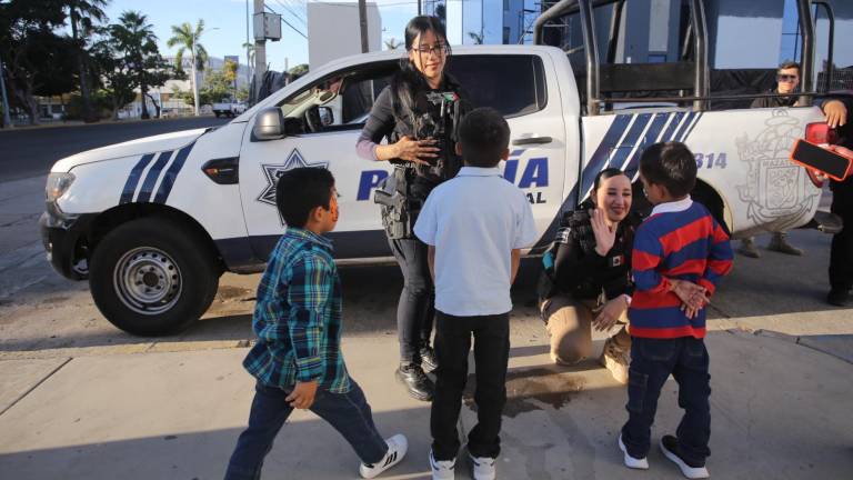 Dylhan Adrián y Jesús Miguel anhelan convertirse en policías cuando crezcan.