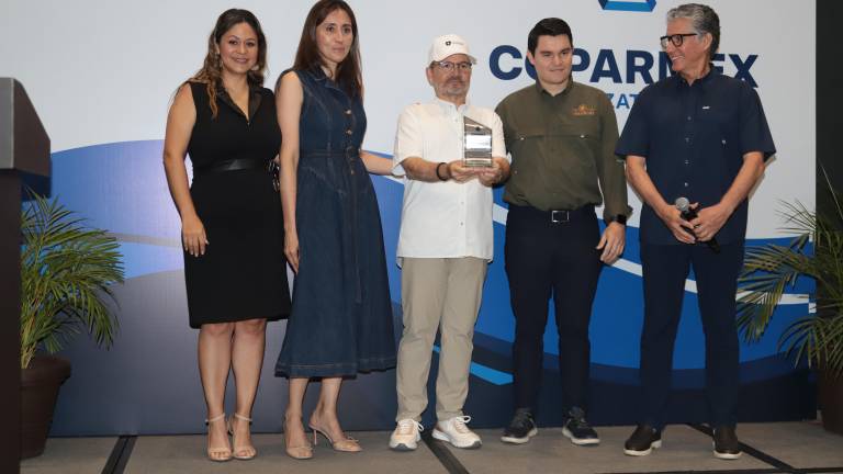 José Ignacio de Nicolás recibió un reconocimiento de manos de Verónica Estrada, líder de Coparmex Mazatlán, quien estuvo acompañado por Dunia Ocegueda, Javier Lizárraga y Guillermo Zerecero.